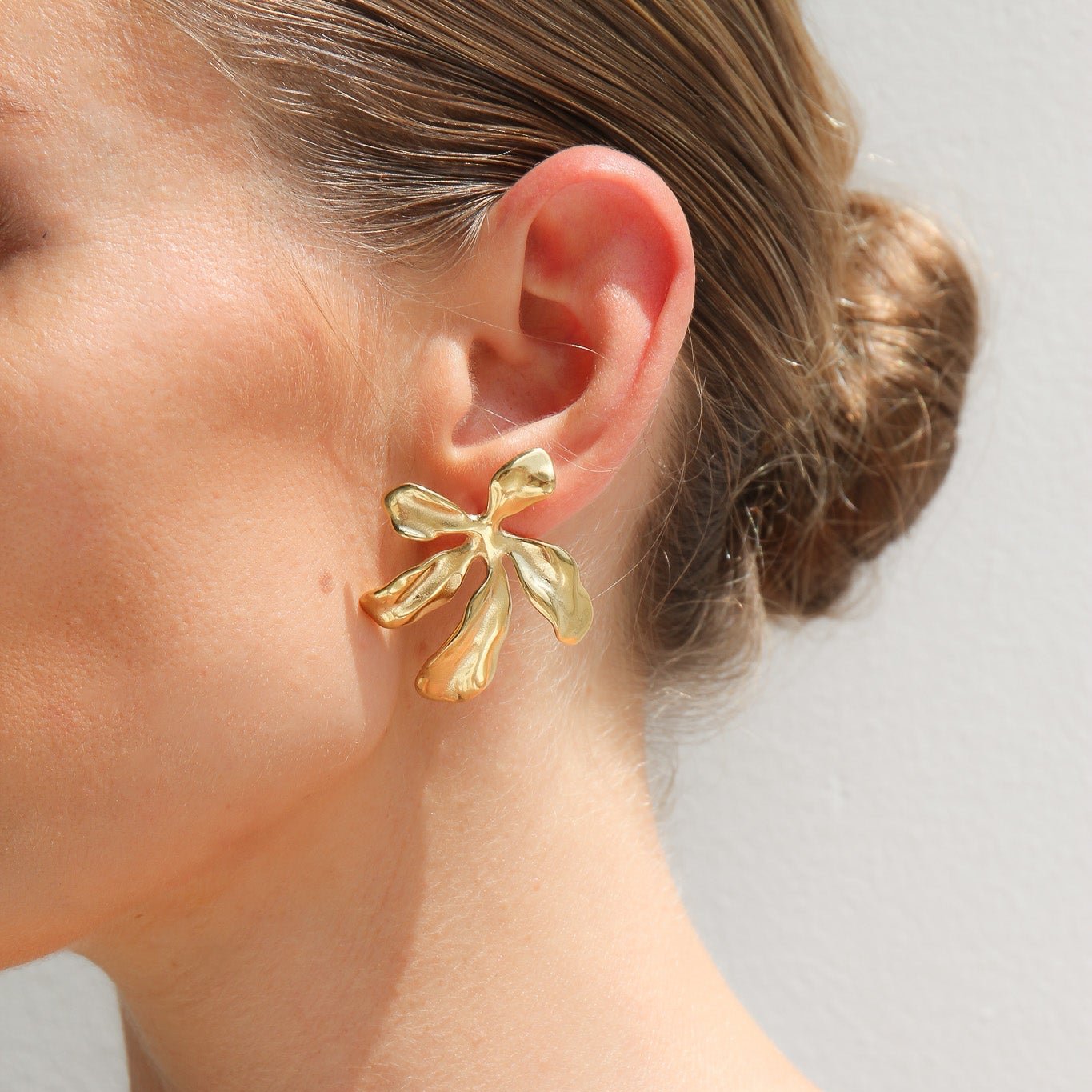 Tegan Rae - GOLD FLOWER STUD EARRINGS