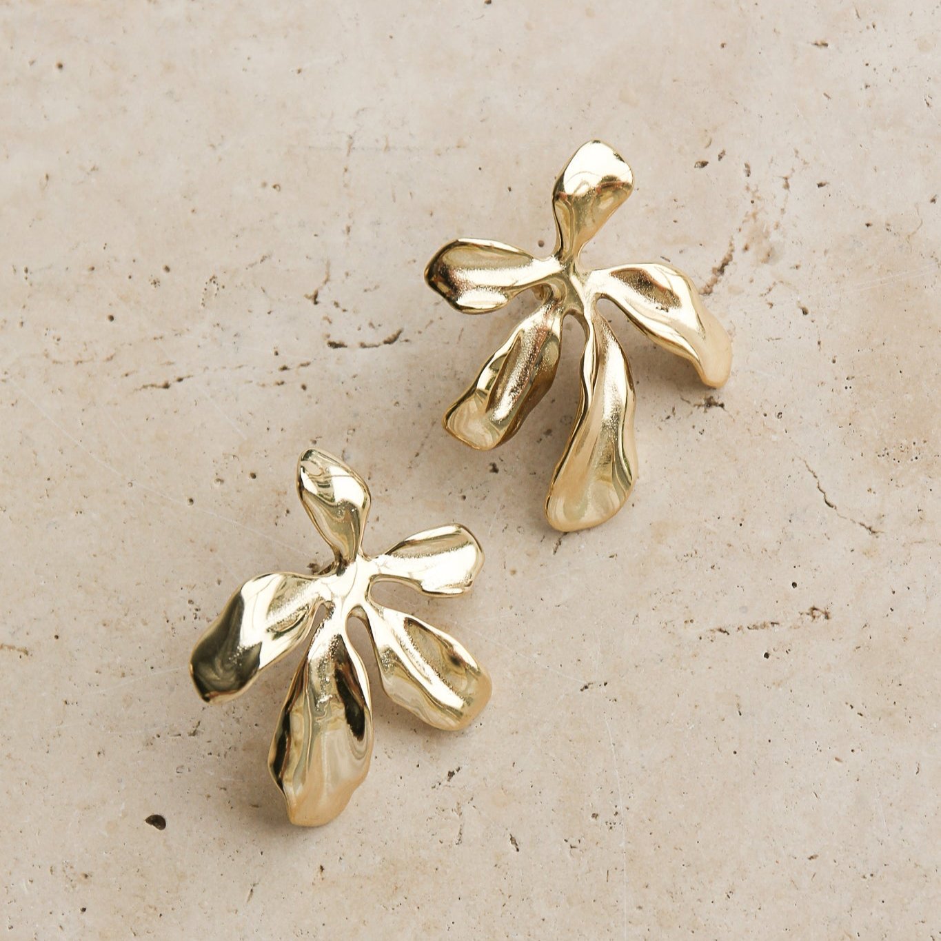 Tegan Rae - GOLD FLOWER STUD EARRINGS