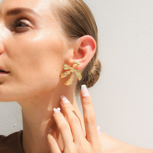 Tegan Rae - GOLD FLOWER STUD EARRINGS