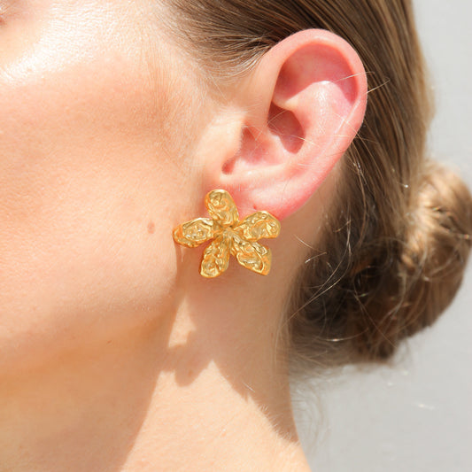 Tegan Rae - GOLD TEXTURED FLOWER STUD EARRINGS