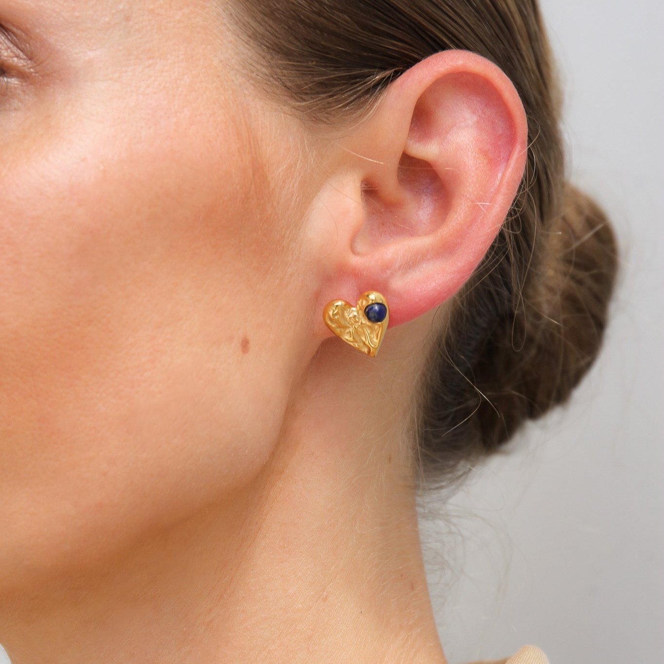 Tegan Rae - GOLD TEXTURED HEART STUD EARRINGS